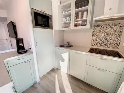 a kitchen with white cabinets and a sink at A303- Appartement 3 pieces 4 personnes- Le Crystal in Cagnes-sur-Mer