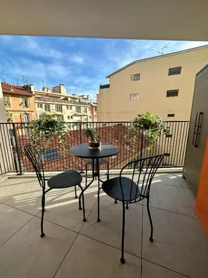 a balcony with a table and chairs on a balcony at Charmant Studio à proximité du Port de Nice in Nice