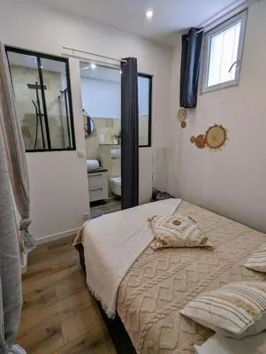 a bedroom with a bed and a bathroom at Appartement cosy proche du port in Nice