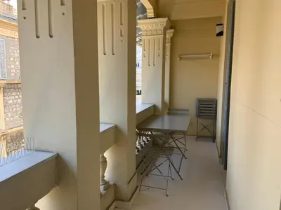 an empty hallway with a table and a window at T2 Carré D'Or in Nice