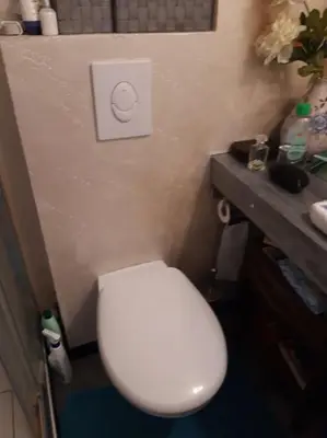 a bathroom with a white toilet and a sink at Appartamento zona porto a 10 mn a piedi dal mare in Nice