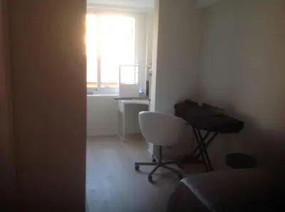 a room with a chair and a window and a desk at Appartamento zona porto a 10 mn a piedi dal mare in Nice