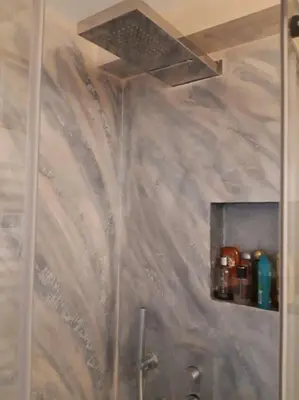 a bathroom with a shower with a wall with aaucet at Appartamento zona porto a 10 mn a piedi dal mare in Nice