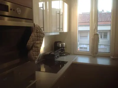 a kitchen with a stove and a window at Appartamento zona porto a 10 mn a piedi dal mare in Nice