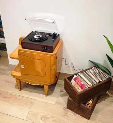a record player sitting on top of a table at Studio de charme climatisé Gare Riquier in Nice