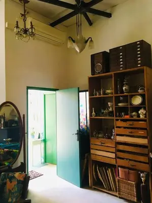 a room with a green door and a ceiling at LOFT D ARTISTES AVEC PATIO AU PORT DE NICE in Nice