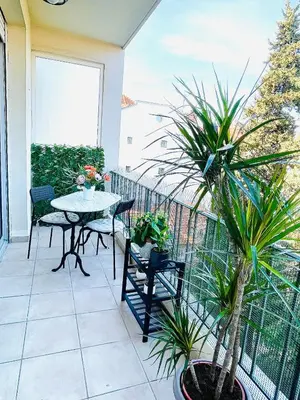 a patio with a table and chairs on a balcony at T2 Carre Or Nice Rue Pietonne in Nice