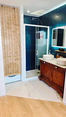 a bathroom with two sinks and a shower at Appartement 90m2, climatisé 3 chambres in Nice