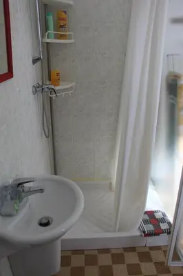 a bathroom with a shower and a sink at 2 pièces calme et fonctionnel in Cagnes-sur-Mer