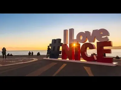 a sign that says i love me in front of the ocean at Studio avec balcon à 7 min du port et de Garibaldi in Nice