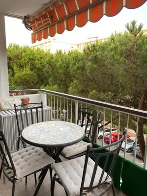 a patio table and chairs on a balcony at Cagnes-sur-Mer, 50m de la mer, au calme in Cagnes-sur-Mer