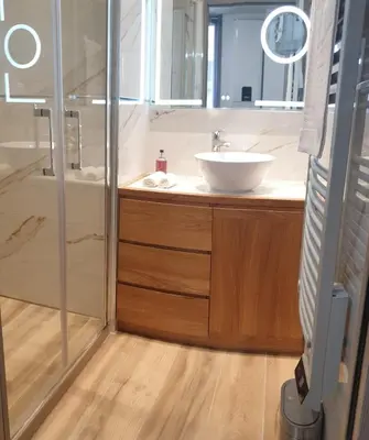 a bathroom with a white sink and a shower at LA MAÏOUN DI JOSE - Appt 2 pièces nice centre cœur marché de la libération in Nice