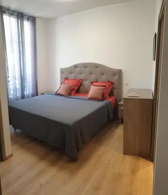 a bedroom with a large bed with red pillows at LA MAÏOUN DI JOSE - Appt 2 pièces nice centre cœur marché de la libération in Nice