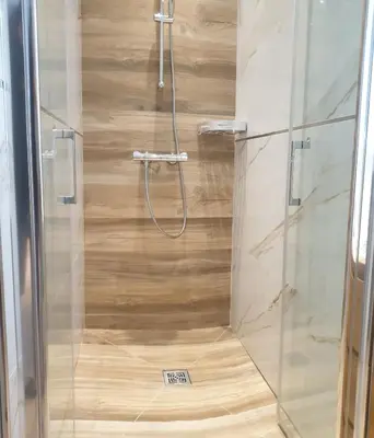 a bathroom with a shower with a glass door at LA MAÏOUN DI JOSE - Appt 2 pièces nice centre cœur marché de la libération in Nice
