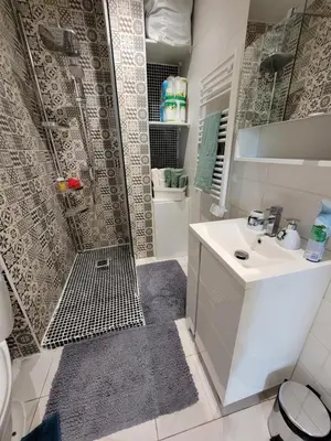 a bathroom with a shower and a sink at 2 pièces promenade des anglais in Nice