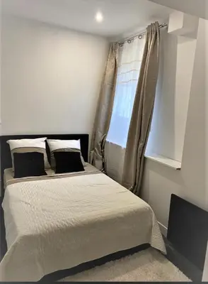 a bedroom with two beds and a window at Appartement tout confort, agréable à vivre in Nice