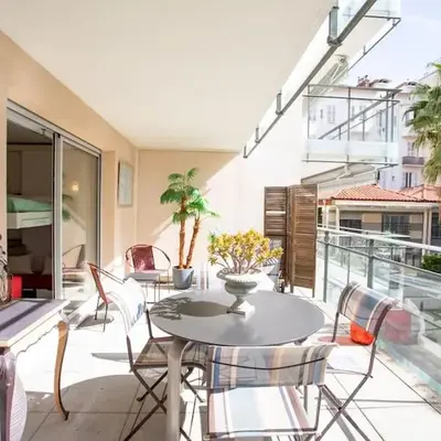 L18 Central Parking terrace AC 10mins walk to beaches