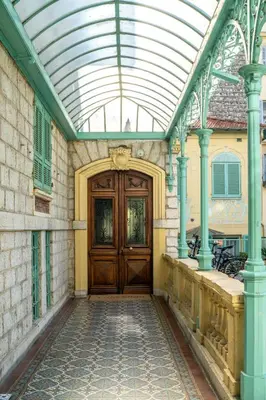 a building with a wooden door and a glass ceiling at Appartement Atypique cœur de ville -AC- in Nice