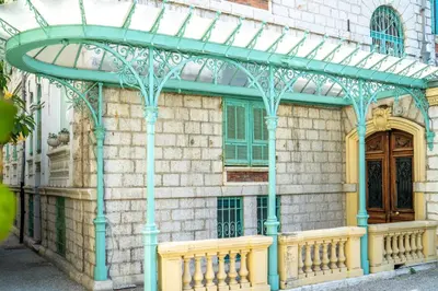 an old building with an arbor and a balcony at Appartement Atypique cœur de ville -AC- in Nice