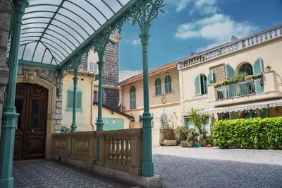 a house with a wooden gate and a building at Appartement Atypique cœur de ville -AC- in Nice