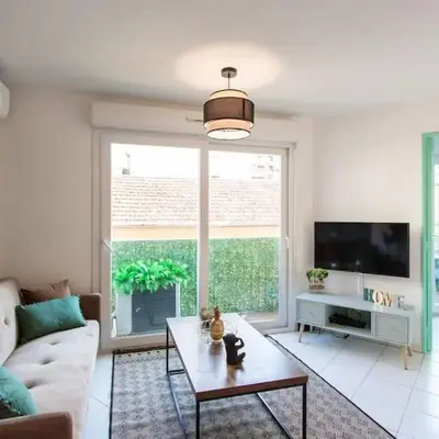 L44 1BDR Flat 10mins walk to port/Balcon